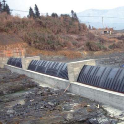 Pneumatic spillway gate for Hydro Power